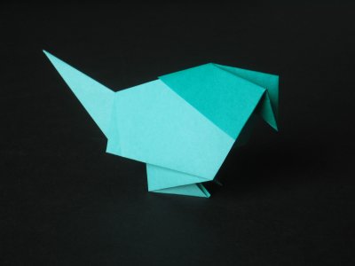 Origami Kanarienvogel aus doppelseitig gefärbtem Papier