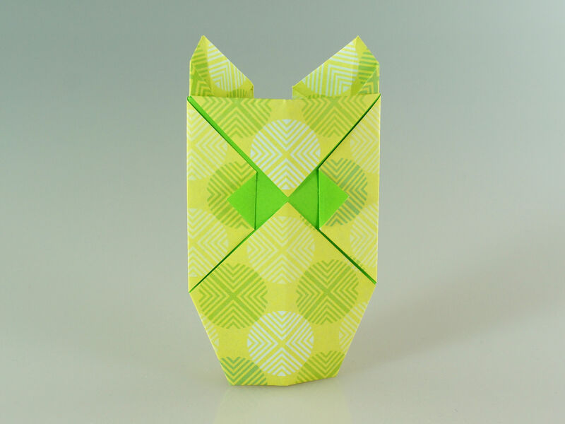 Origami Eule aus grün-gelb gemustertem Papier