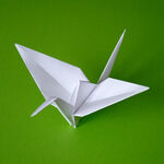 Fertiger Origami Kranich aus weißem Papier – Seitenansicht