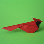 Origami Rotkardinal aus Kraftpapier