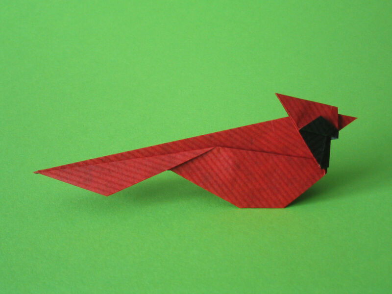 Origami Rotkardinal aus Kraftpapier