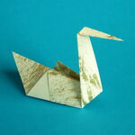Traditioneller Origami Schwan aus Washi