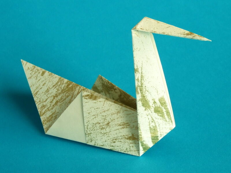 Origami Schwan aus Washi – traditionell