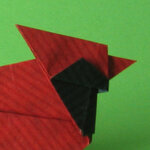 Origami Rotkardinal aus Kraftpapier