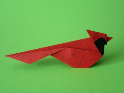 Origami Rotkardinal aus Kraftpapier
